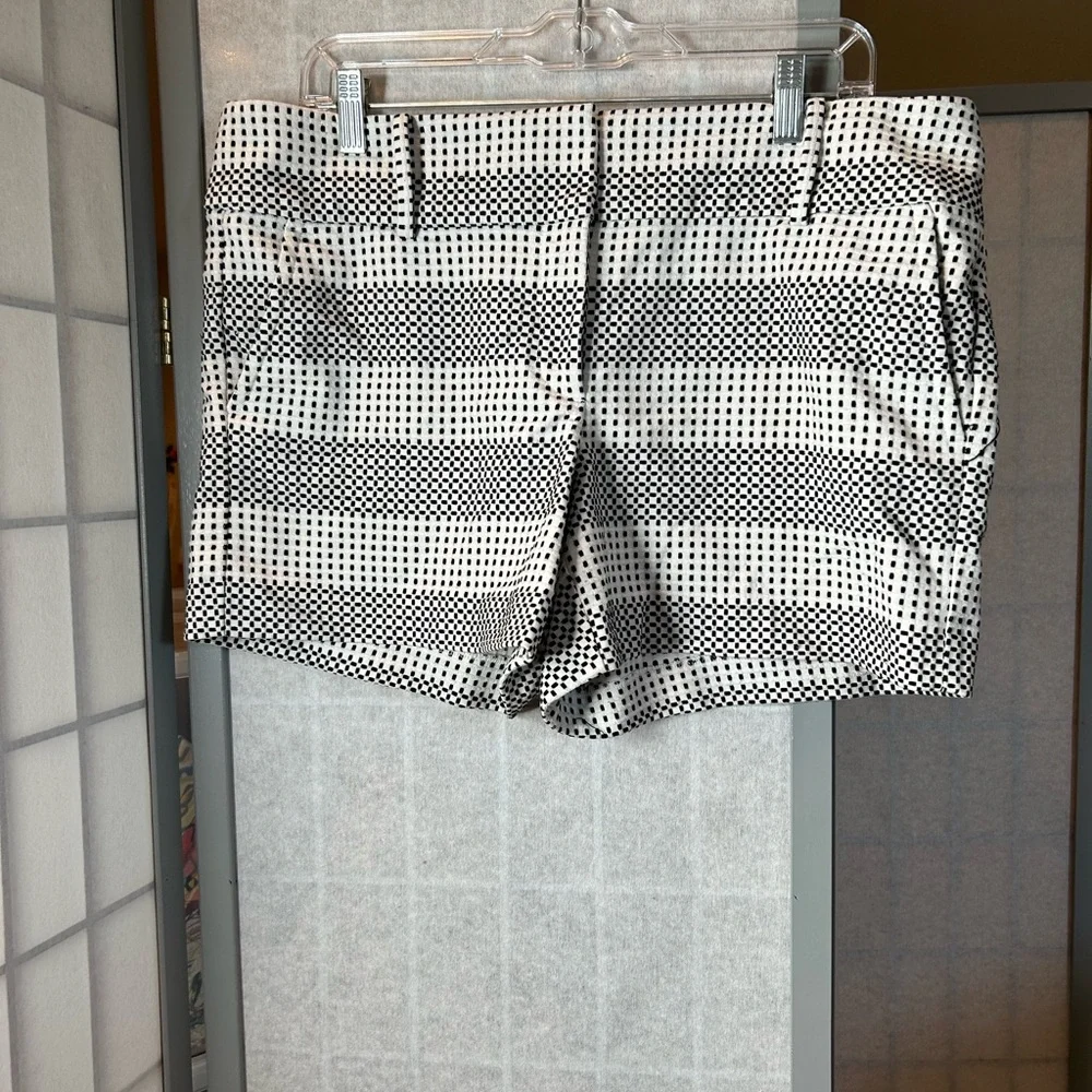 Ann Taylor black and white 4.5” shorts